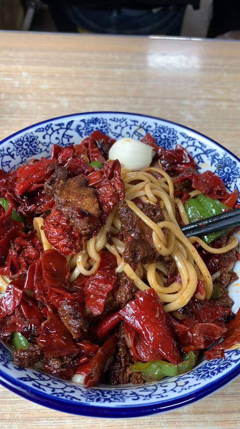 招牌辣皮子肉拌面